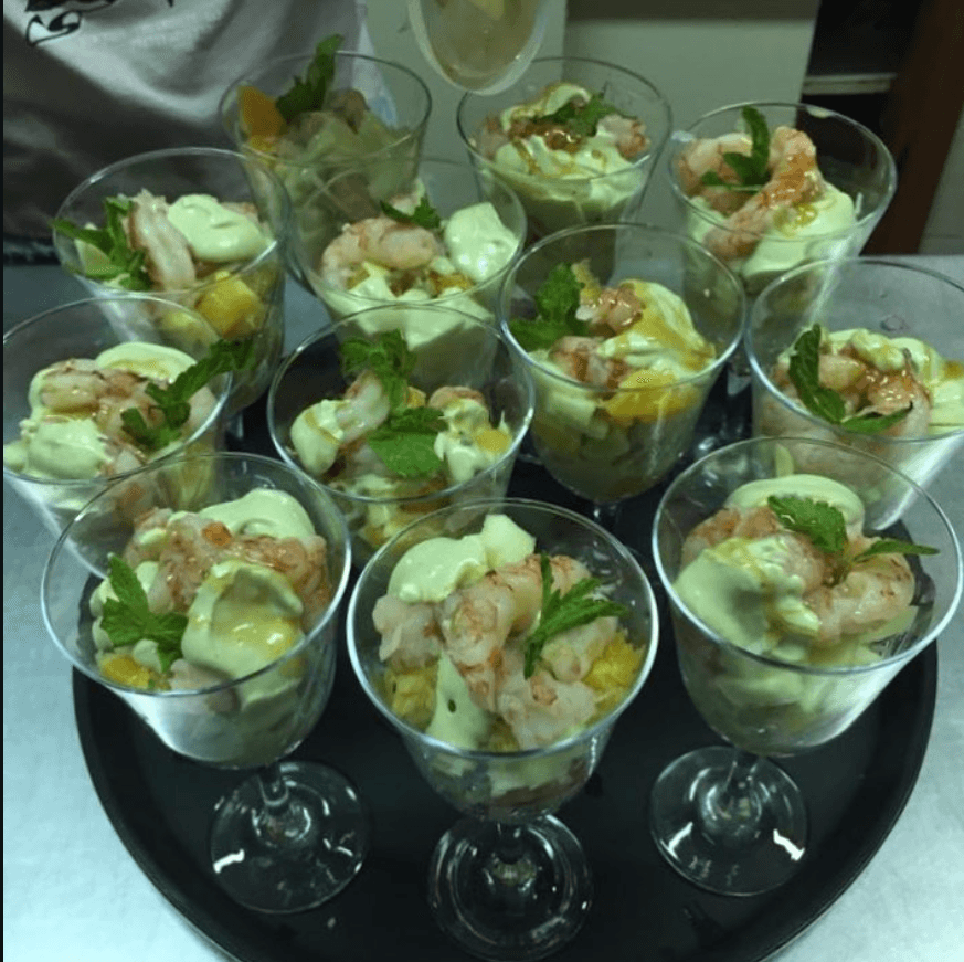 Copas de camarones preparadas para un evento