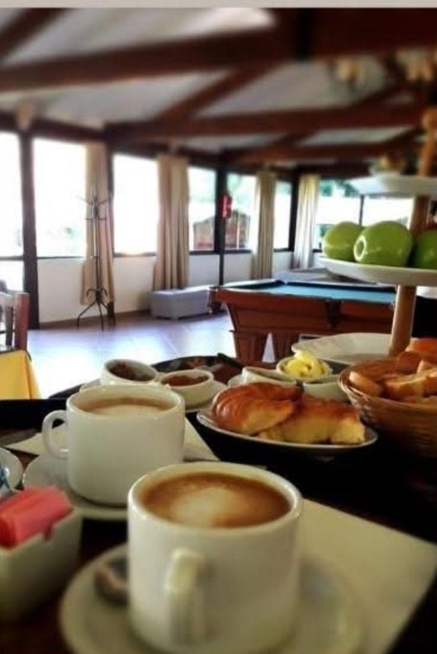 Desayuno servido con café y medialunas