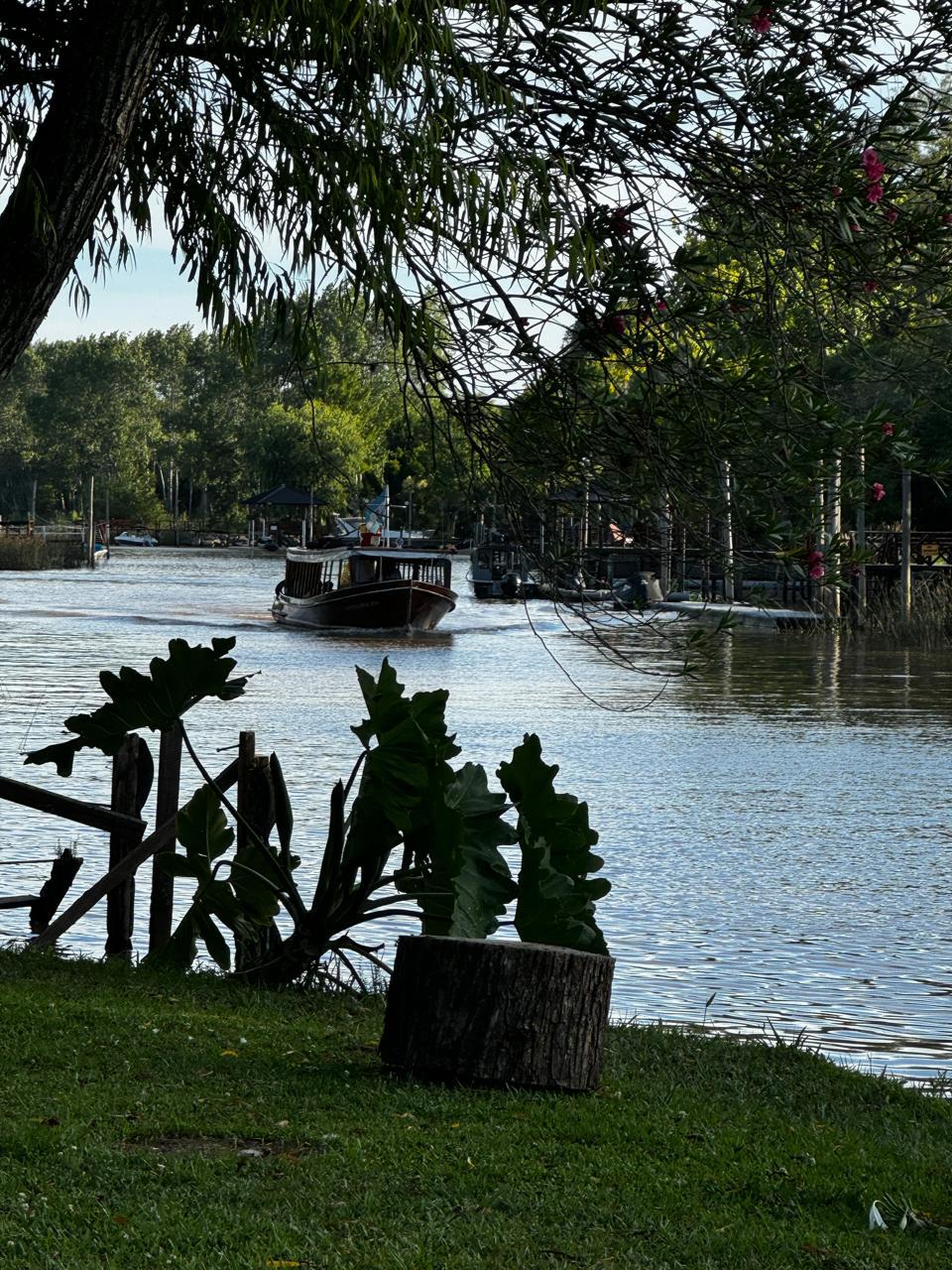 Lancha llegando al muelle de El Sitio Dorado