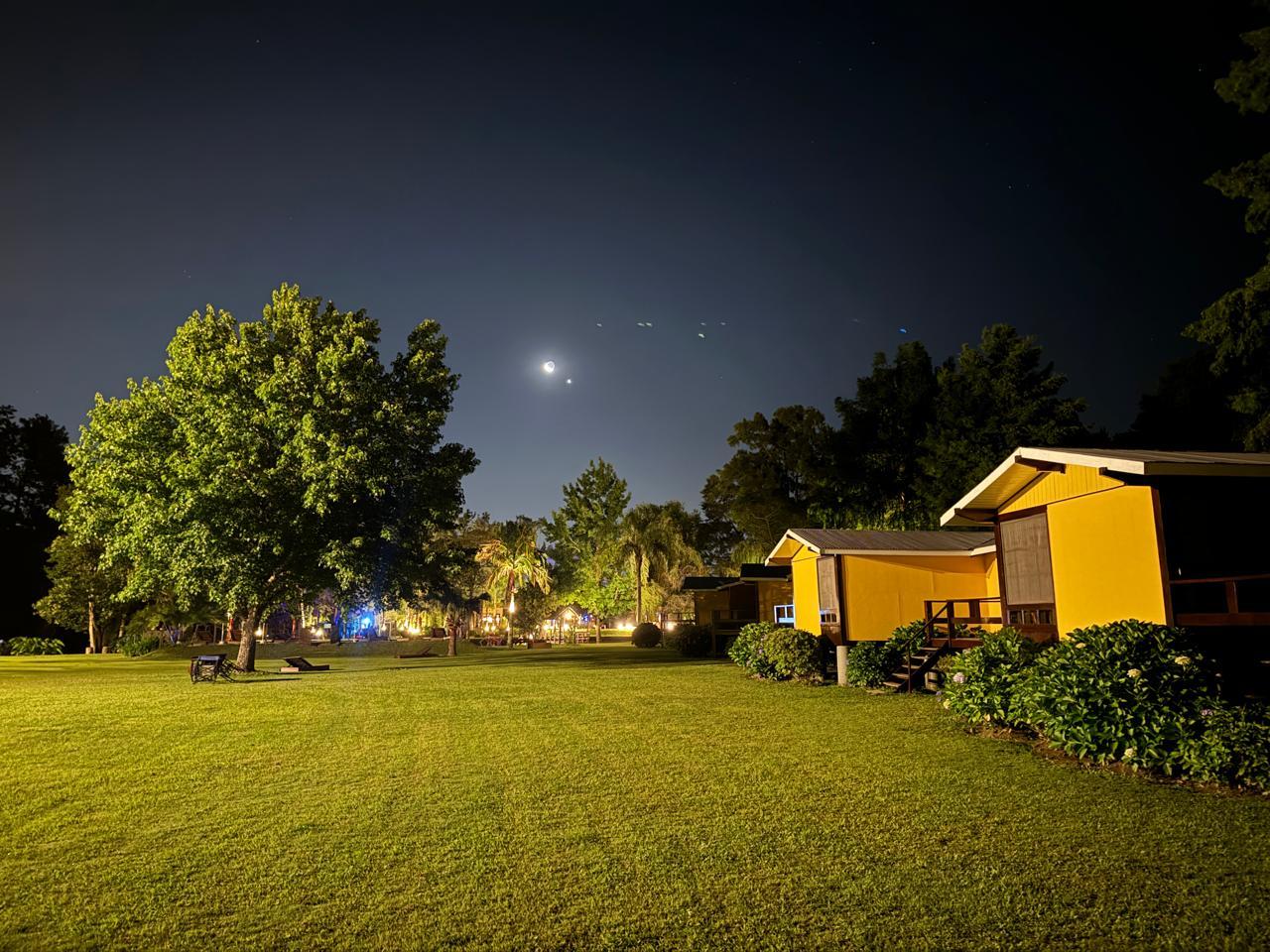 La luna sobre las cabañas al anochecer