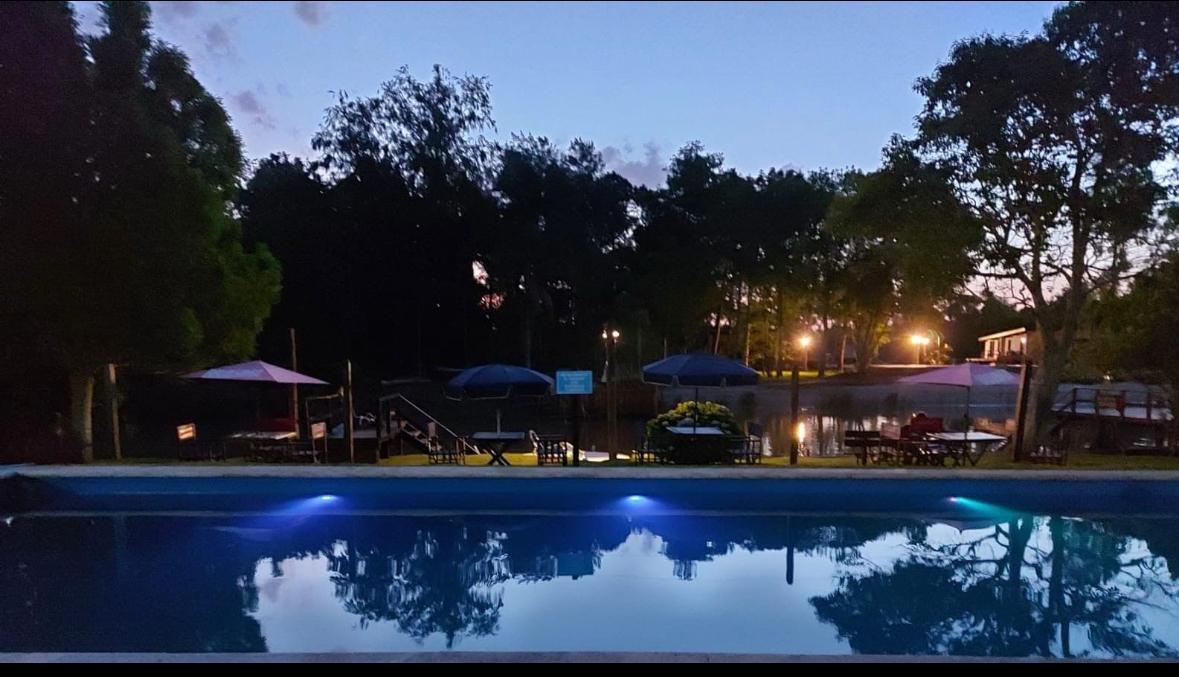 Pileta al atardecer con luces encendidas