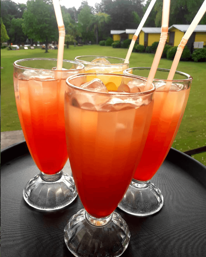 Tragos servidos en el jardín de El Sitio Dorado